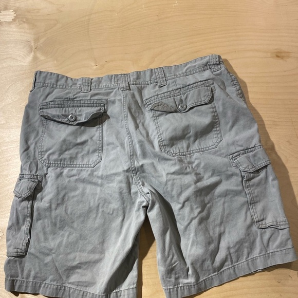 St. John’s Bay Men's Gray Cargo Shorts 42 (HS) - Picture 8 of 10